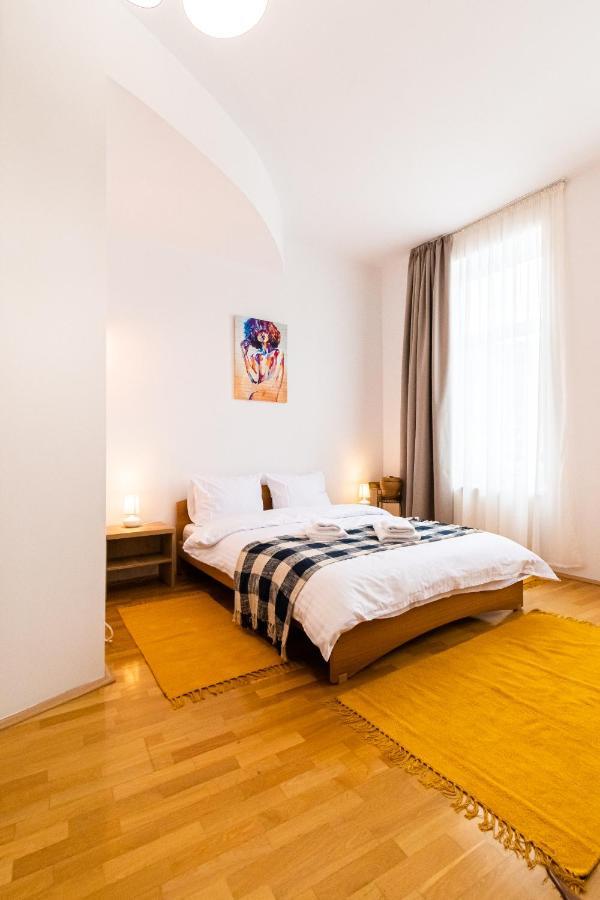 Residence 48 Beautiful Building Within Moments From The Old Town Of Brasov Bagian luar foto