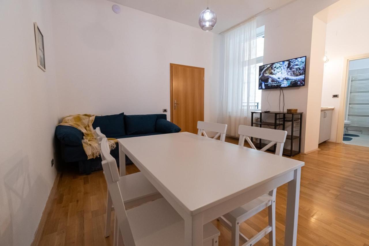 Residence 48 Beautiful Building Within Moments From The Old Town Of Brasov Bagian luar foto