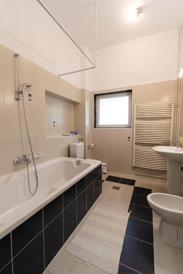 Residence 48 Beautiful Building Within Moments From The Old Town Of Brasov Bagian luar foto