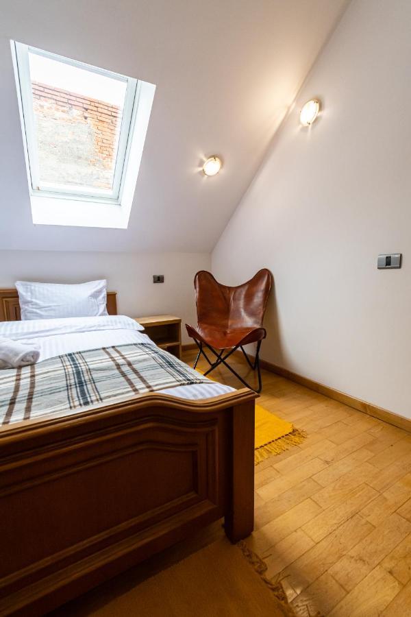 Residence 48 Beautiful Building Within Moments From The Old Town Of Brasov Bagian luar foto