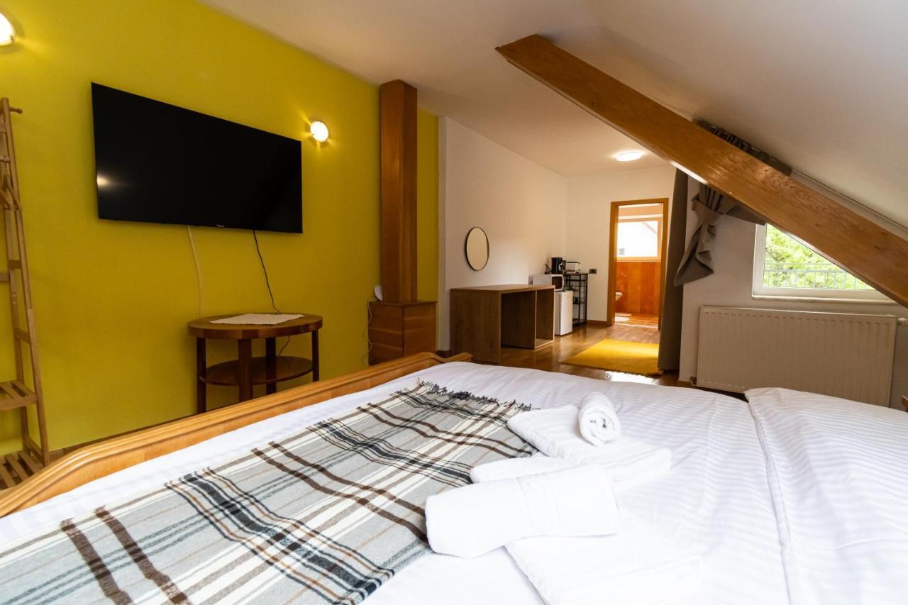 Residence 48 Beautiful Building Within Moments From The Old Town Of Brasov Bagian luar foto